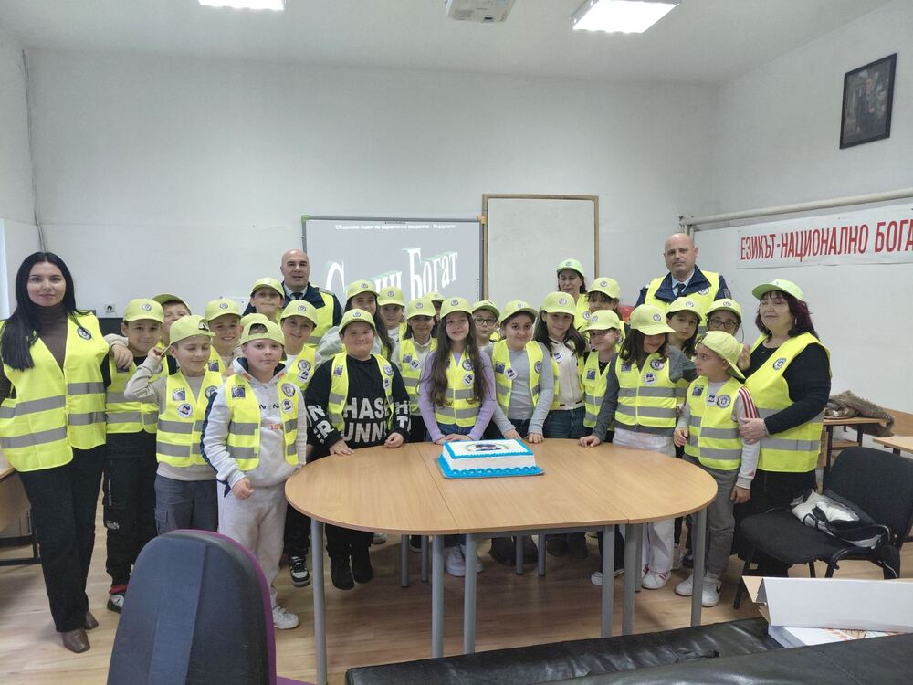 ОДМВР – Кърджали: Ученици от Детското полицейско управление в Черноочене показаха знания в специален формат на „Стани богат“ 