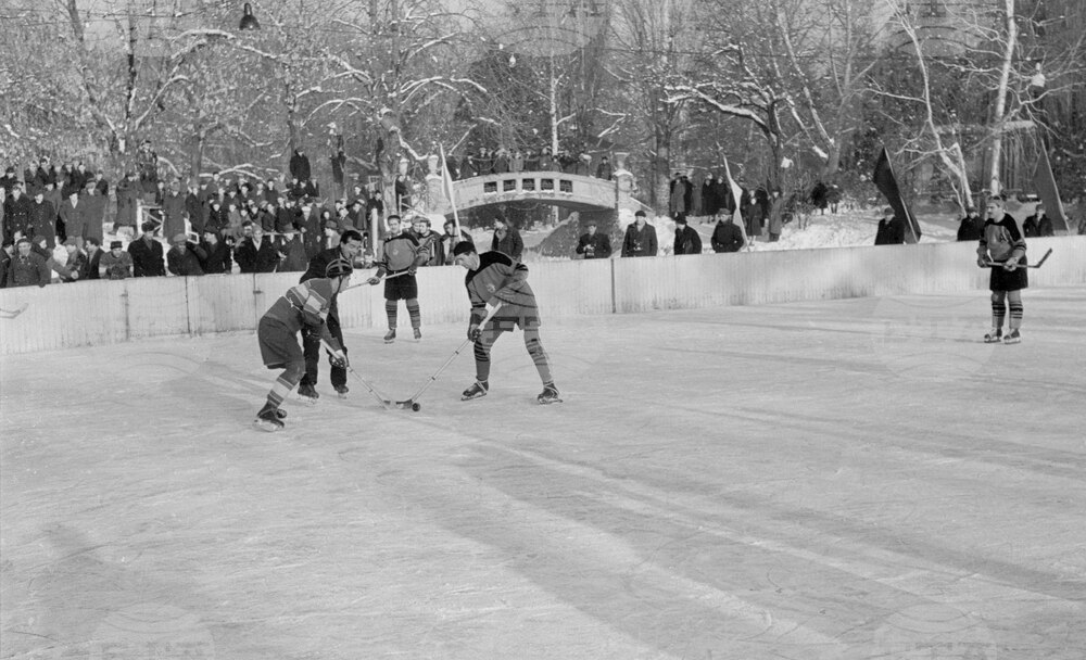 Хокей на лед в езерото „Ариана“ през 1953 година