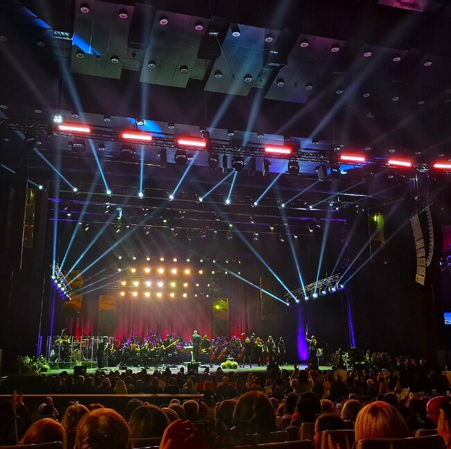 Малко гориво, много енергия и още повече дух: Лили Иванова за пореден път изправи на крака зала 1 на НДК