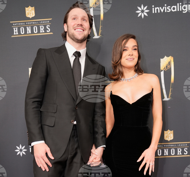 Hailee Steinfeld Pregnancy