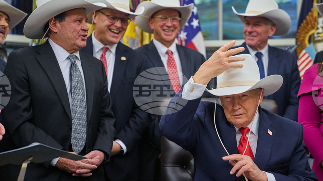 Президентът на САЩ Доналд Тръмп прие в Белия дом легендарния американски отбор по хокей на лед от Олимпиадата през 1980 година