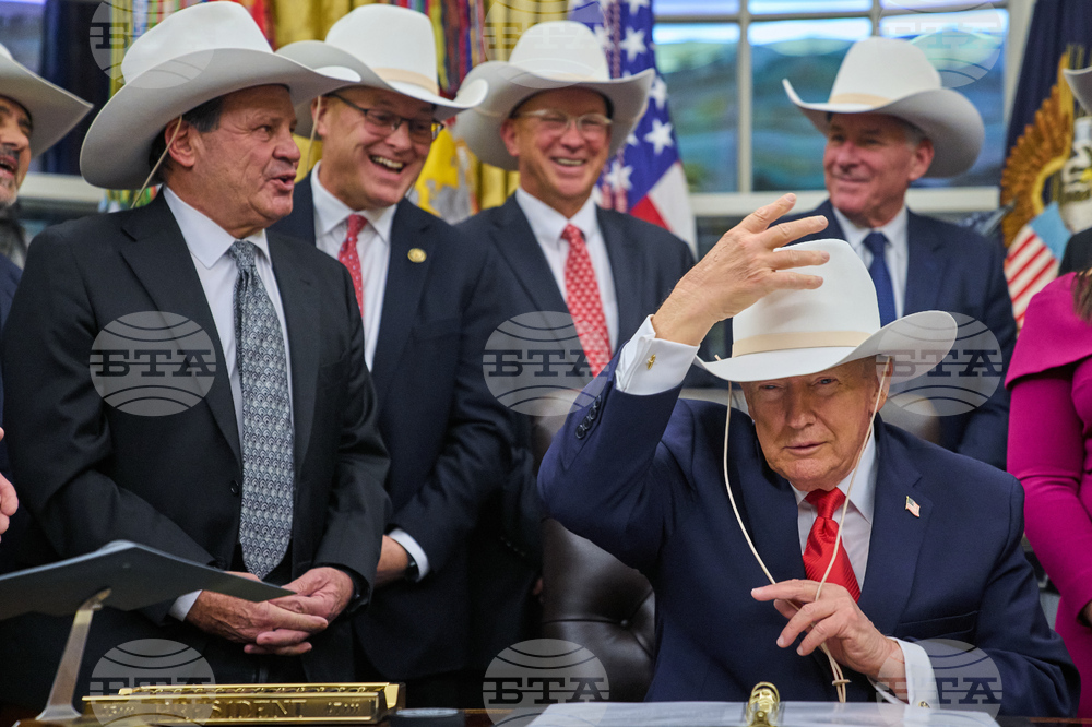 Президентът на САЩ Доналд Тръмп прие в Белия дом легендарния американски отбор по хокей на лед от Олимпиадата през 1980 година