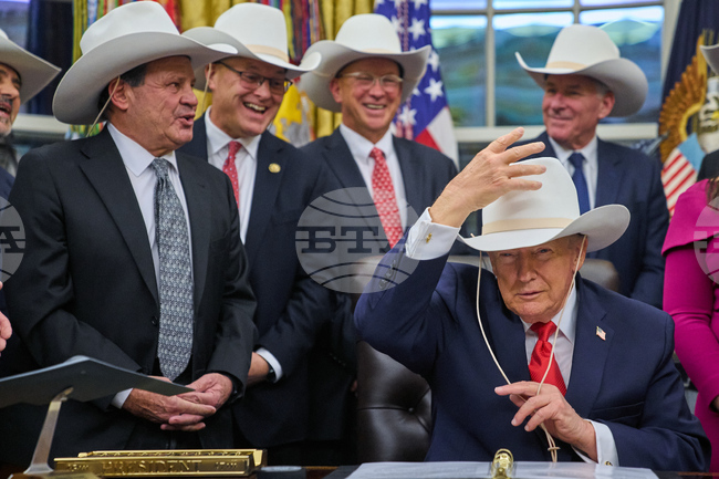 Президентът на САЩ Доналд Тръмп прие в Белия дом легендарния американски отбор по хокей на лед от Олимпиадата през 1980 година