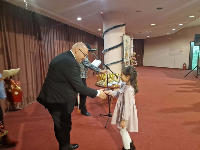 Община Разград: Кметът Добрин Добрев поздрави младите творци, участвали в конкурса по приложно изкуство „Коледни фантазии“ и връчи част от отличията на призьорите