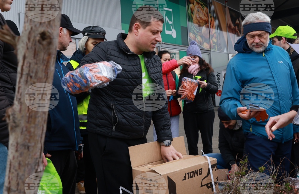 Почистване на кв. Люлин - „За София Заедно“ - доброволци