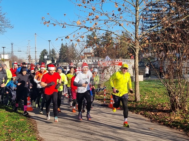 Плевенчани на различна възраст се включиха в благотворително бягане в подкрепа на кампанията "Мото Коледа"