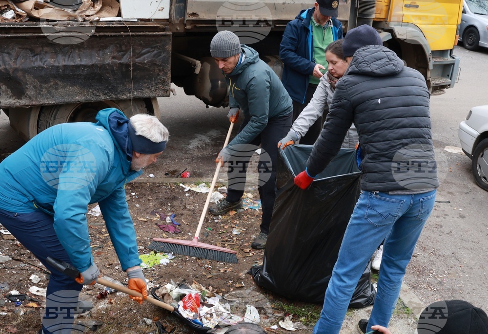 Почистване на кв. Люлин - „За София Заедно“ - доброволци
