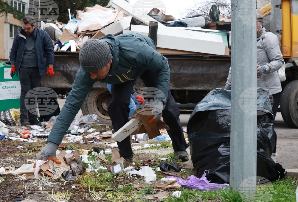 Почистване на кв. Люлин - „За София Заедно“ - доброволци