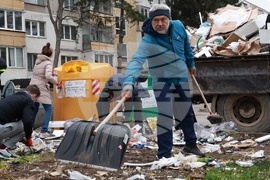 Почистване на кв. Люлин - „За София Заедно“ - доброволци