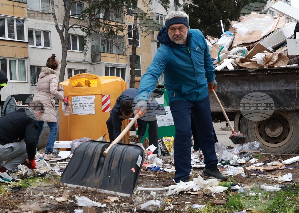 Почистване на кв. Люлин - „За София Заедно“ - доброволци