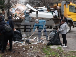 Почистване на кв. Люлин - „За София Заедно“ - доброволци