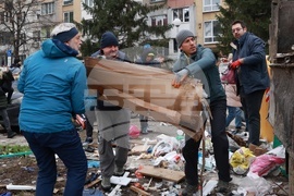 Почистване на кв. Люлин - „За София Заедно“ - доброволци