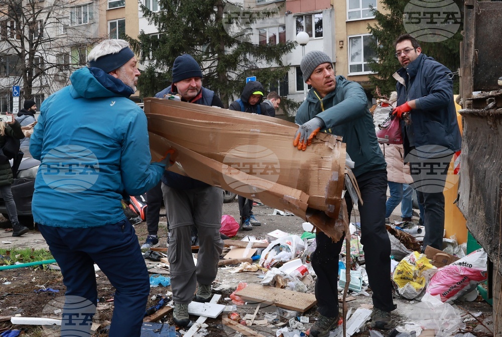 Почистване на кв. Люлин - „За София Заедно“ - доброволци
