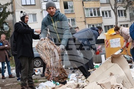 Почистване на кв. Люлин - „За София Заедно“ - доброволци