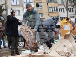 Почистване на кв. Люлин - „За София Заедно“ - доброволци