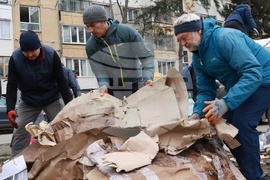 Почистване на кв. Люлин - „За София Заедно“ - доброволци