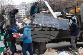 Почистване на кв. Люлин - „За София Заедно“ - доброволци