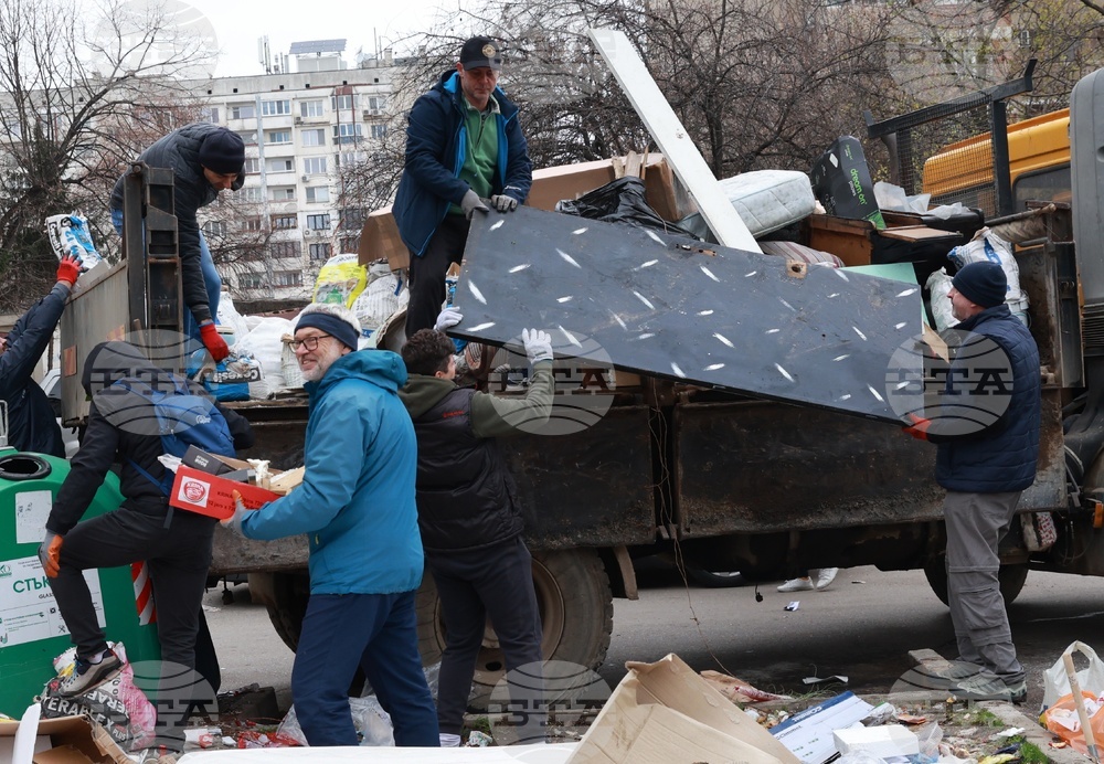 Почистване на кв. Люлин - „За София Заедно“ - доброволци