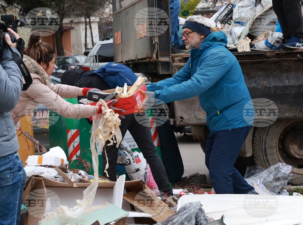 Почистване на кв. Люлин - „За София Заедно“ - доброволци