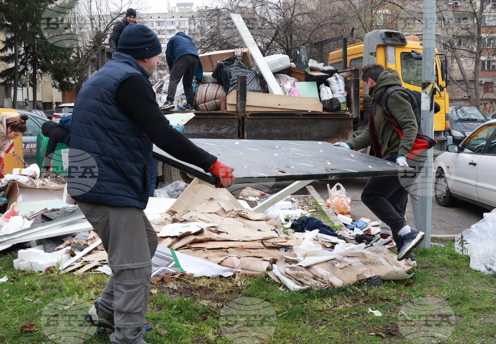 Почистване на кв. Люлин - „За София Заедно“ - доброволци