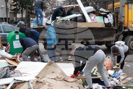 Почистване на кв. Люлин - „За София Заедно“ - доброволци