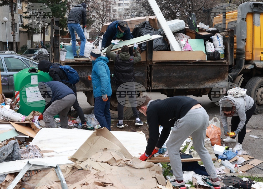 Почистване на кв. Люлин - „За София Заедно“ - доброволци