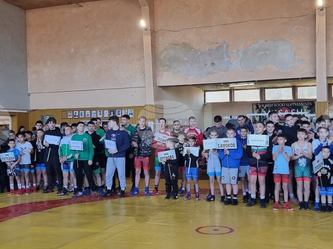 Близо 150 състезатели участват в международен турнир по борба в Плевен