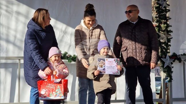 Участниците в конкурса „Коледна приказка в Разград“ получиха наградите си на церемония около градската коледна елха