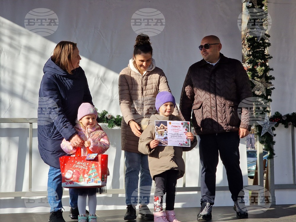 Участниците в конкурса „Коледна приказка в Разград“ получиха наградите си на церемония около градската коледна елха