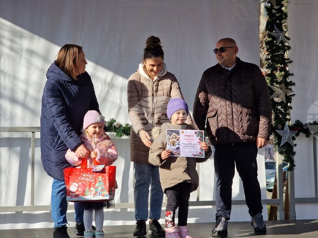 Участниците в конкурса „Коледна приказка в Разград“ получиха наградите си на церемония около градската коледна елха