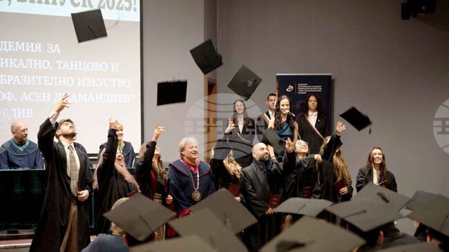 Връчиха дипломите на випуск 2025 на АМТИИ "Проф. Асен Диамандиев" - Пловдив 