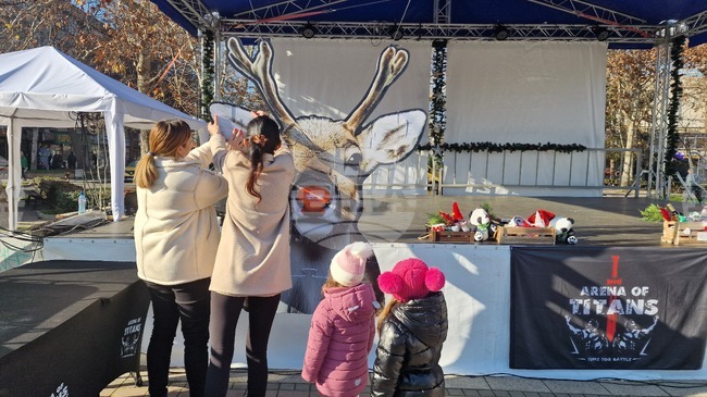 Деца и родители се забавляваха в центъра на Разград с коледни семейни игри 