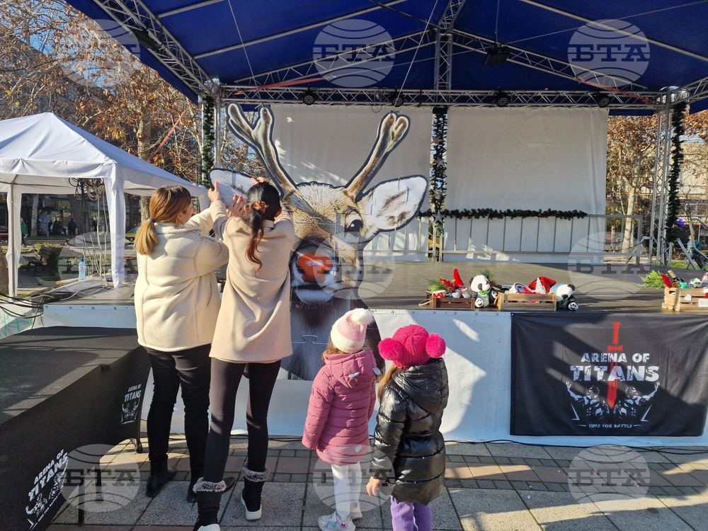 Деца и родители се забавляваха в центъра на Разград с коледни семейни игри 
