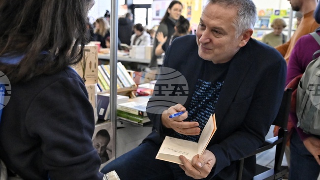 За мен е важно текстовете, които пиша, да носят смисъл и утеха на хората, каза пред БТА писателят Георги Господинов