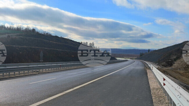 Движението по отсечката от АМ „Хемус“ от п.в. „Дерманци“ до етапната връзка с път ІІІ-307 Луковит-Угърчин е пуснато, обяви Иван Иванов във „Фейсбук“