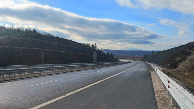 Движението по отсечката от АМ „Хемус“ от п.в. „Дерманци“ до етапната връзка с път ІІІ-307 Луковит-Угърчин е пуснато, обяви Иван Иванов във „Фейсбук“