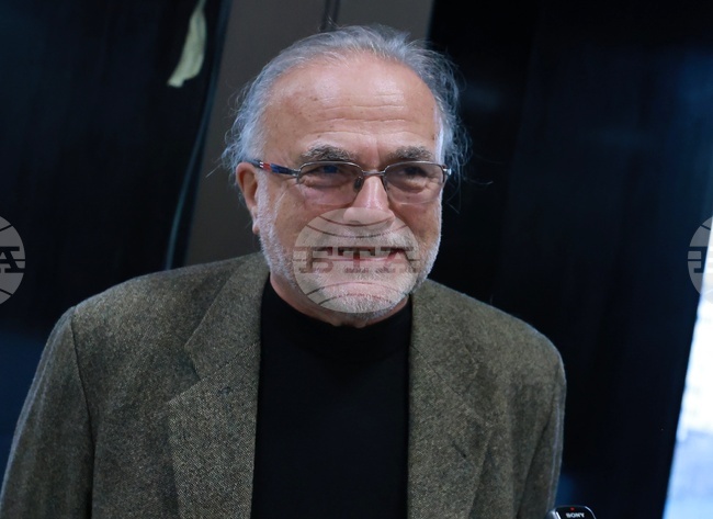 Щастлив съм, че в информационната епоха все още има читатели на отпечатани книги, каза Владимир Левчев на среща с автограф в НДК