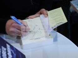 Софийски международен панаир на книгата - Захари Карабашлиев - среща с автограф