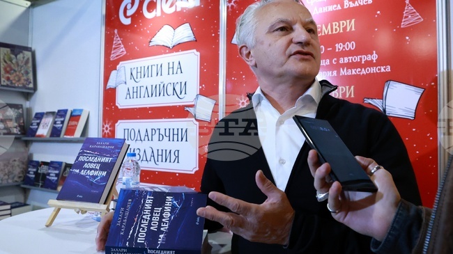 Срещите с читателите ми дават усещането, че има смисъл от това, което правя, каза пред БТА писателят Захари Карабашлиев