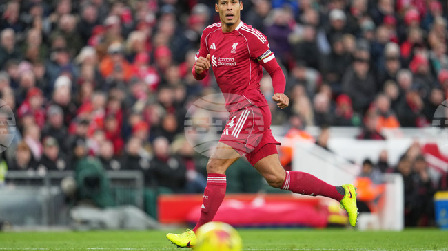 Ван Дайк за критиките: „Нека просто играем футбол, така се правеше преди 20 години и всички станаха легенди“