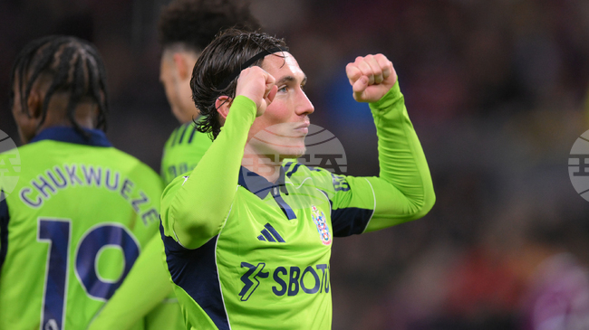 Фулъм се наложи при гостуването си на Бърнли в мач с пет гола във Висшата лига