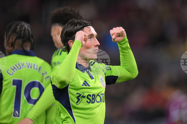 Фулъм се наложи при гостуването си на Бърнли в мач с пет гола във Висшата лига