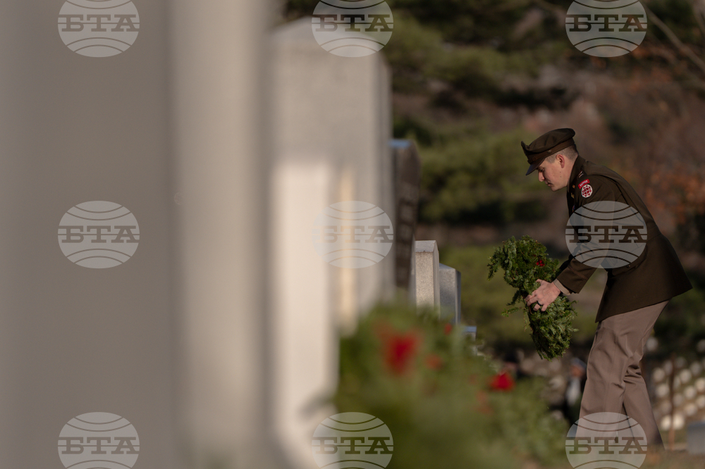 APTOPIX Wreaths Across America