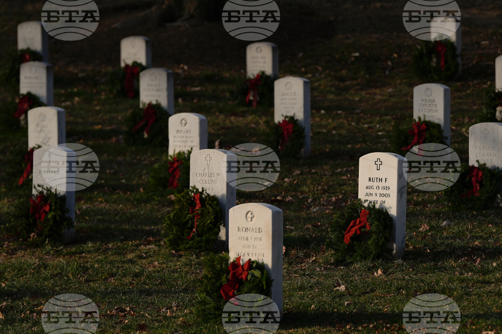 APTOPIX Wreaths Across America