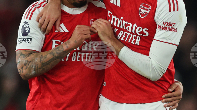 Лидерът във Висшата лига Арсенал победи последния Уулвърхямптън с два автогола 