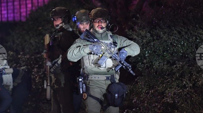 Полицията продължава да издирва нападателя, който уби двама и рани девет души в университет в САЩ