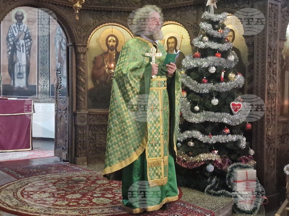 Да бъдем добри гости на трапезата на любовта, призова вярващите отец Славчо Проданов от Търговище