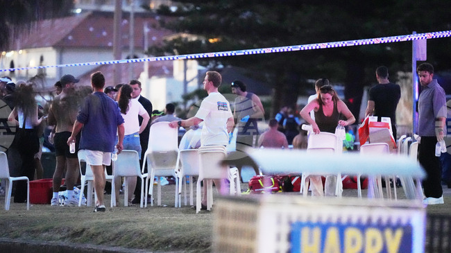 Двама задържани след сигнали за изстрели и ранени на плажа Бонди в Сидни по време на събитие за Ханука, 13 души са откарани в болница 