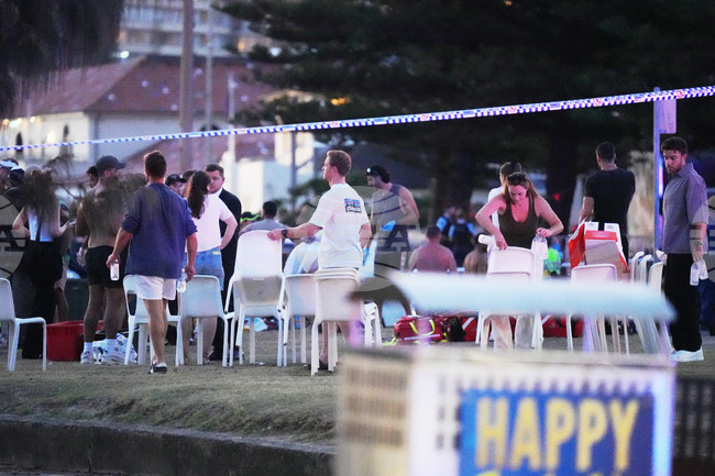 Двама задържани след сигнали за изстрели и ранени на плажа Бонди в Сидни по време на събитие за Ханука, 13 души са откарани в болница 