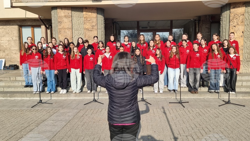 Финалът на Националния фестивал на коледната и новогодишна песен изпълни центъра на Хасково с празнична музика